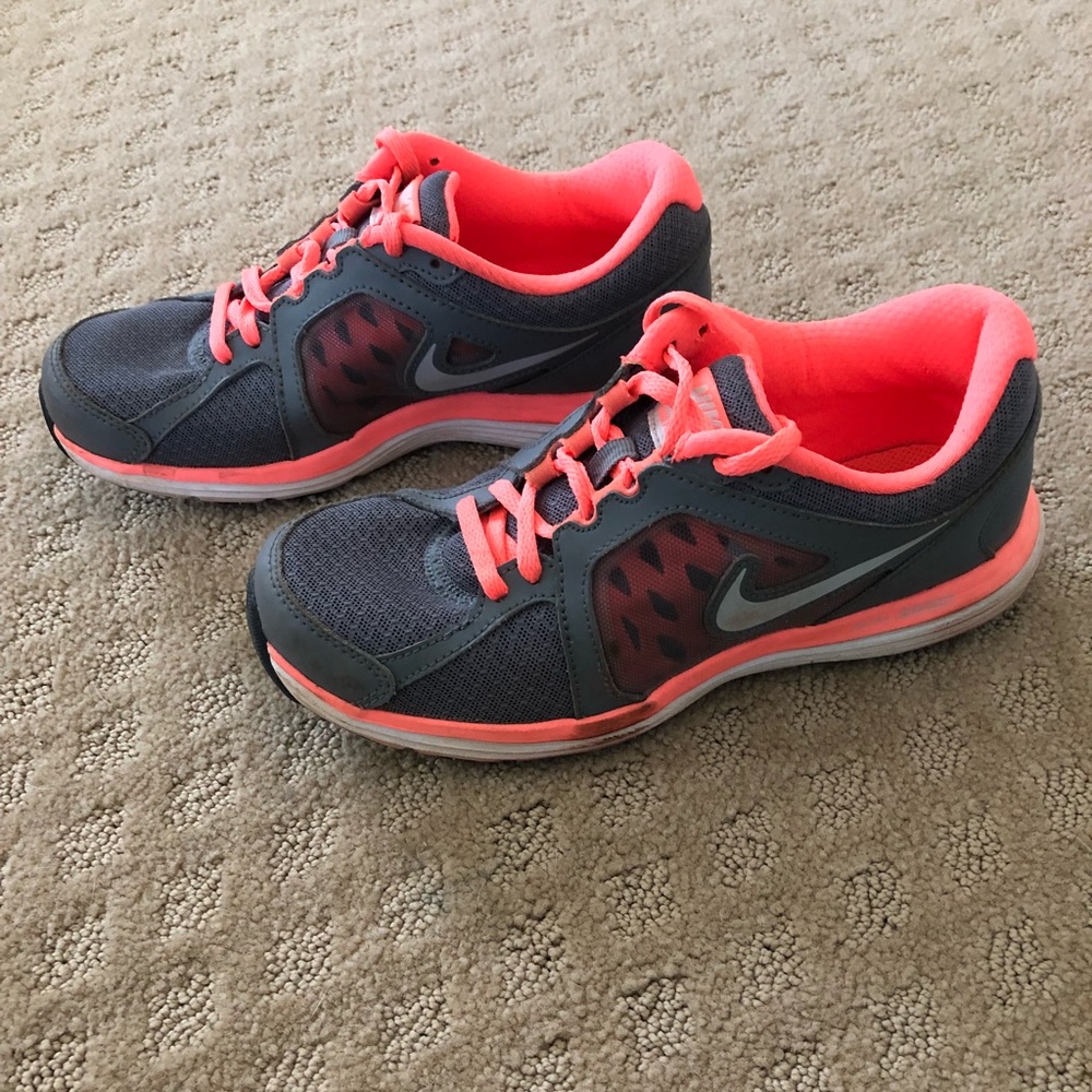 Grey/orange Nike 6 women’s Dual Fusion shoes